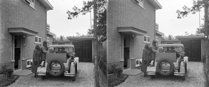 859177 Afbeelding van de auto van de familie Poortermans op de oprit bij het huis Panweg 60 te Zeist.